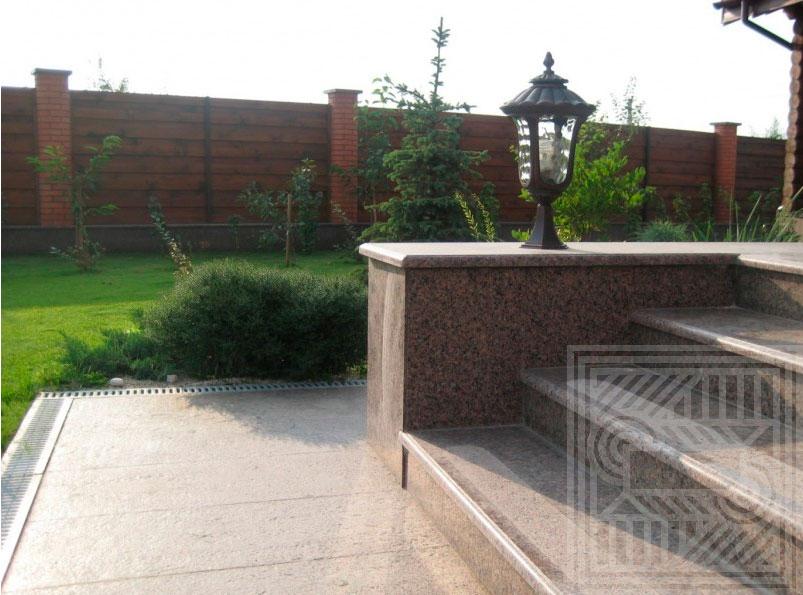 Сходи з Межиріцького граніту з термо полосами stair-granite - LARGE 31